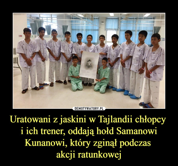 Uratowani z jaskini w Tajlandii chłopcy i ich trener, oddają hołd Samanowi Kunanowi, który zginął podczas akcji ratunkowej –  