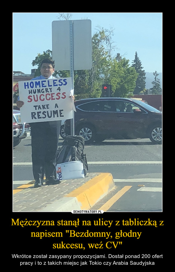 Mężczyzna stanął na ulicy z tabliczką z napisem "Bezdomny, głodny 
sukcesu, weź CV"
