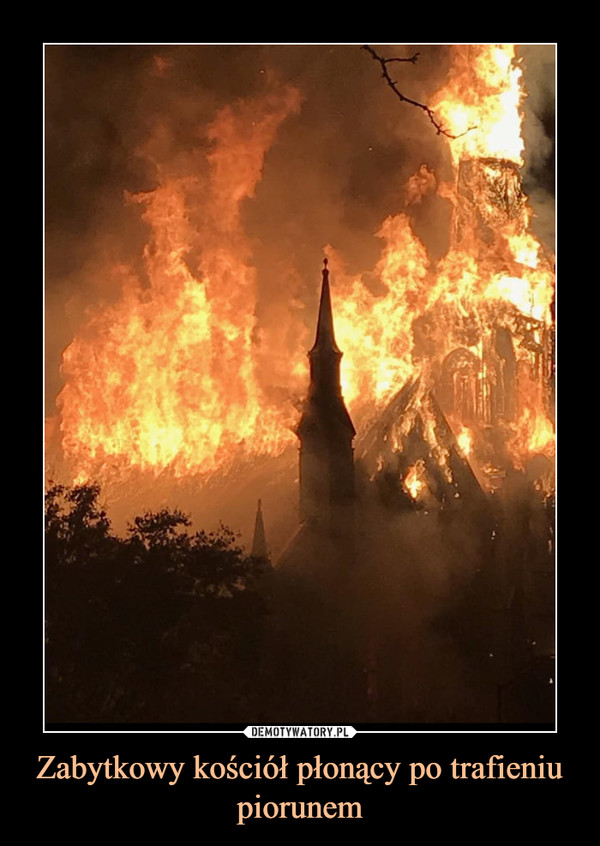 Zabytkowy kościół płonący po trafieniu piorunem
