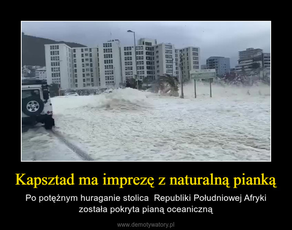 Kapsztad ma imprezę z naturalną pianką – Po potężnym huraganie stolica  Republiki Południowej Afryki została pokryta pianą oceaniczną 