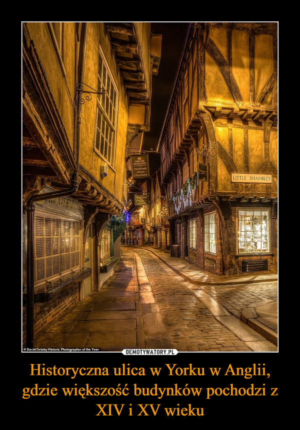 Historyczna ulica w Yorku w Anglii, gdzie większość budynków pochodzi z XIV i XV wieku