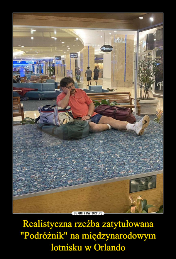 Realistyczna rzeźba zatytułowana "Podróżnik" na międzynarodowym lotnisku w Orlando