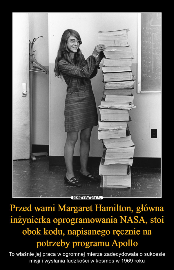Przed wami Margaret Hamilton, główna inżynierka oprogramowania NASA, stoi obok kodu, napisanego ręcznie na potrzeby programu Apollo