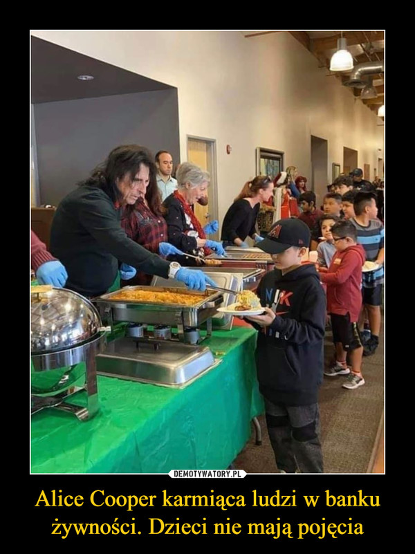 Alice Cooper karmiąca ludzi w banku żywności. Dzieci nie mają pojęcia –  