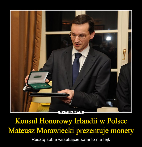 Konsul Honorowy Irlandii w Polsce Mateusz Morawiecki prezentuje monety
