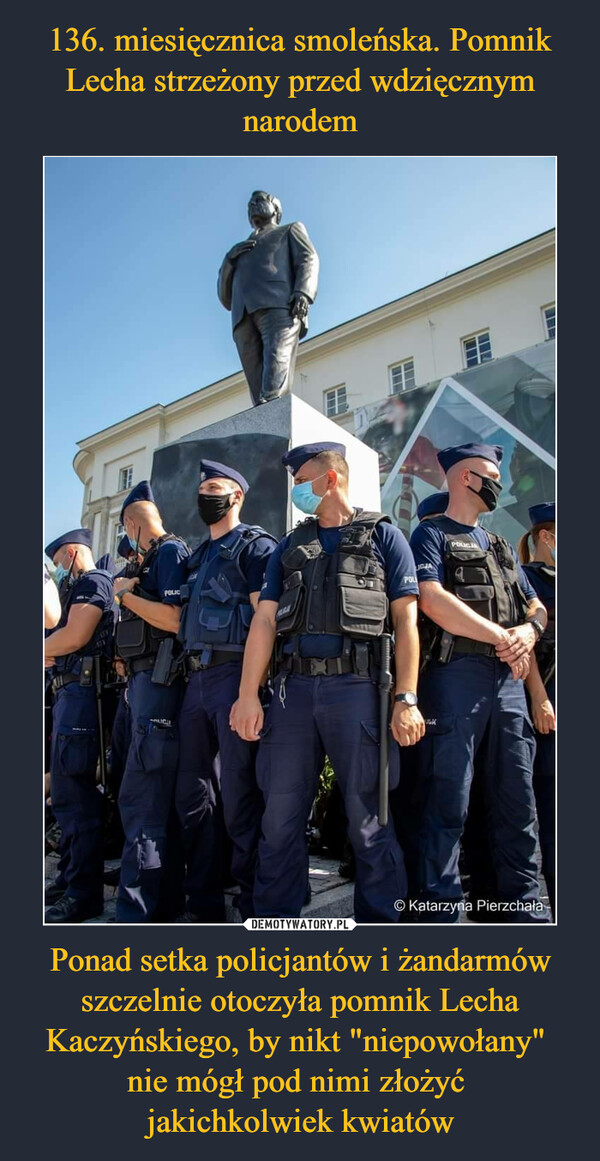Ponad setka policjantów i żandarmów szczelnie otoczyła pomnik Lecha Kaczyńskiego, by nikt "niepowołany" nie mógł pod nimi złożyć jakichkolwiek kwiatów –  