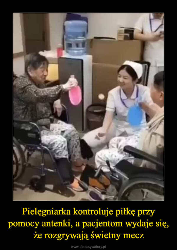 Pielęgniarka kontroluje piłkę przy pomocy antenki, a pacjentom wydaje się, że rozgrywają świetny mecz –  