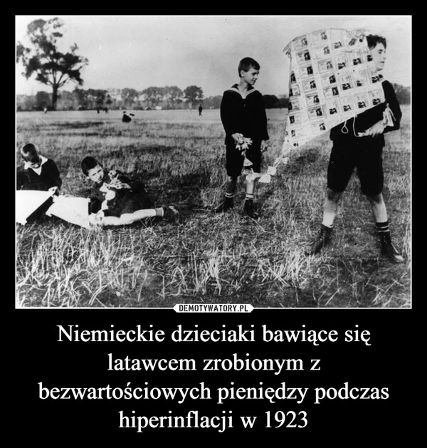 Niemieckie dzieciaki bawiące się latawcem zrobionym z bezwartościowych pieniędzy podczas hiperinflacji w 1923 –  