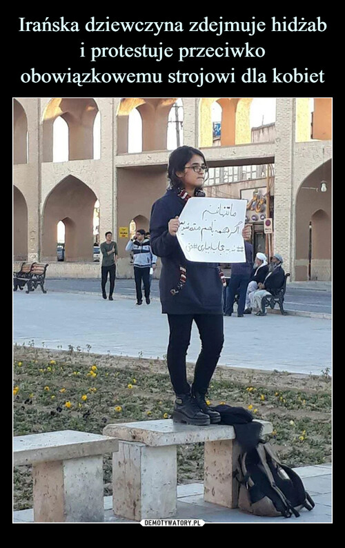 Irańska dziewczyna zdejmuje hidżab i protestuje przeciwko obowiązkowemu strojowi dla kobiet