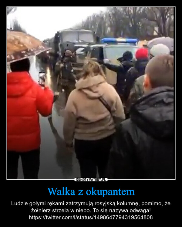 Walka z okupantem – Ludzie gołymi rękami zatrzymują rosyjską kolumnę, pomimo, że żołnierz strzela w niebo. To się nazywa odwaga!https://twitter.com/i/status/1498647794319564808 