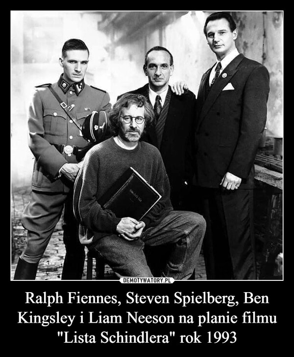 Ralph Fiennes, Steven Spielberg, Ben Kingsley i Liam Neeson na planie filmu "Lista Schindlera" rok 1993 –  