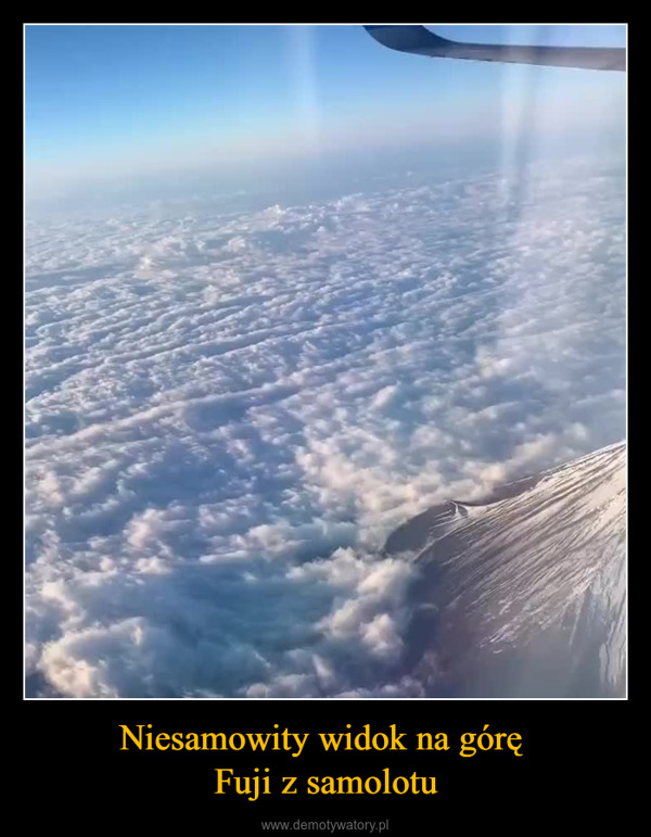 Niesamowity widok na górę Fuji z samolotu –  